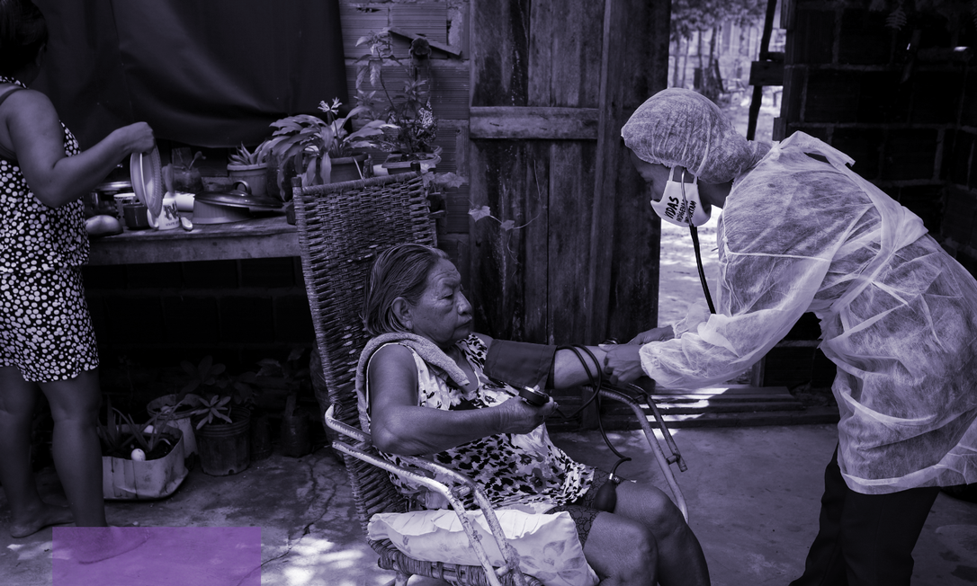 Vanderlecia Ortega dos Santos, de 32 anos, é da etnia Witoto. Técnica de enfermagem, ela dá a primeira assistência de saúde para a sua comunidade, no Parque dos Trios, em Manaus, que tem 700 famílias. Na foto, ela atende a Apolônia Antônia Martins Bare, da etnia Baré Foto: REUTERS/Bruno Kelly