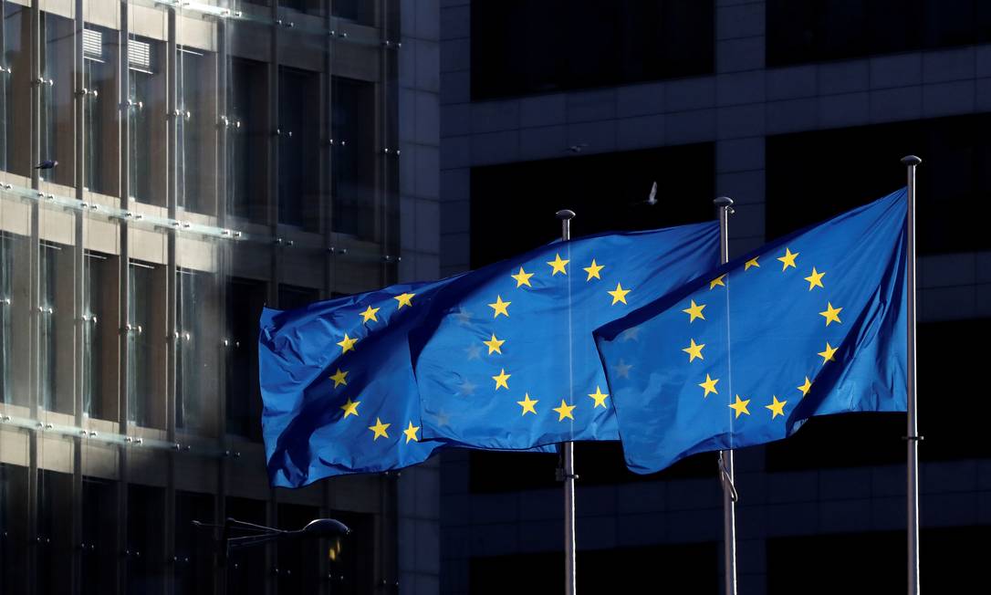 Bandeiras da União Europeia na sede da Comissão Europeia, em Bruxelas Foto: Yves Herman / REUTERS