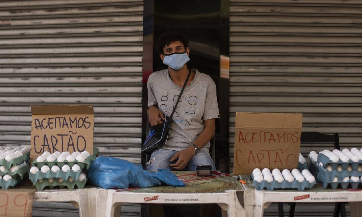 Marcelo Willian vende ovos no calçadão de Campo Grande Foto: Gabriel Monteiro / Agência O Globo