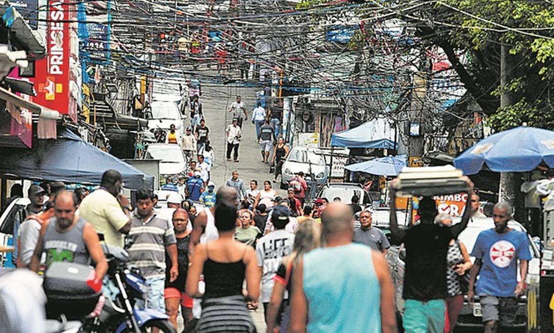 Mesmo em quarentena, movimentação é intensa em ruas de comunidades cariocas. Foto: 04/2020 Foto: Agência O Globo