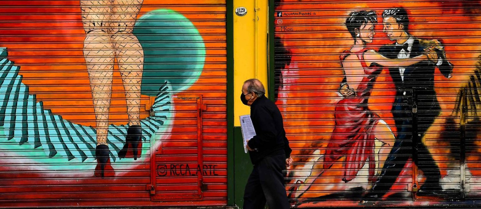 Homem caminha em frente a mural de tango em Buenos Aires: distância será necessária Foto: RONALDO SCHEMIDT / AFP