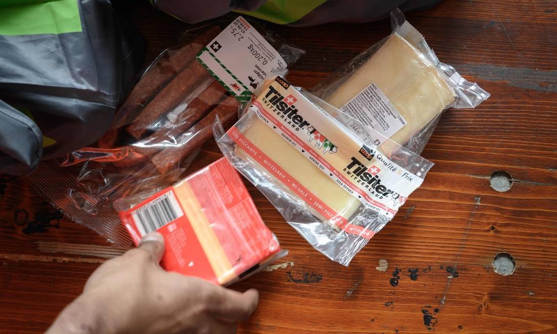 Kits continham queijo e linguiça entre os alimentos Foto: FABRICE COFFRINI / AFP