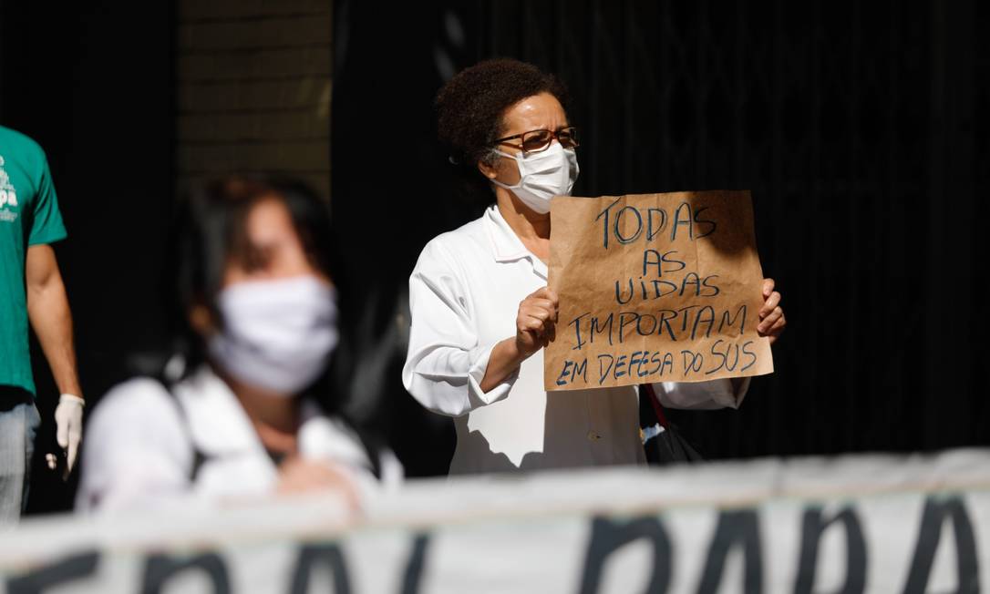 Profissionais da área da saúde realizam uma manifestação na porta do Hospital Geral de Bonsucesso Foto: Brenno Carvalho
