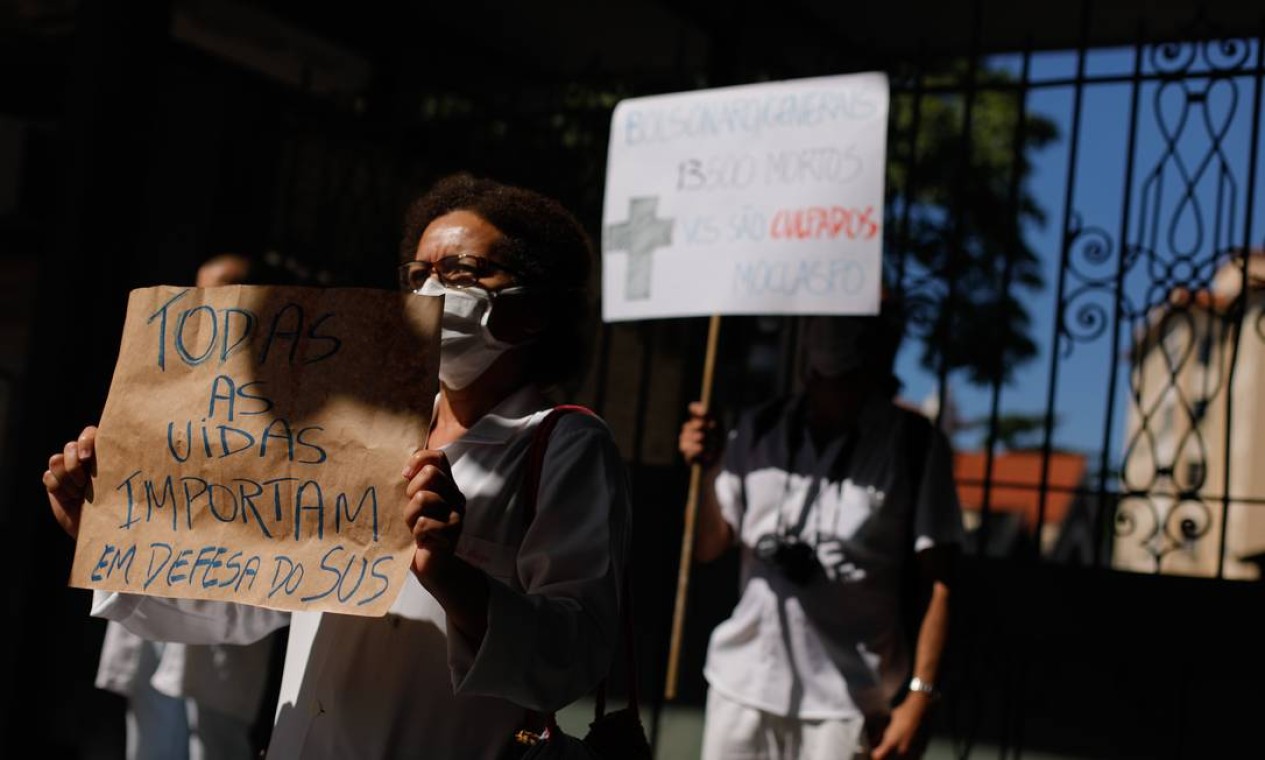 Ministro da saúde, Nelson Teich, foi recebido com faixas de protesto, mas desviou de manifestantes Foto: Brenno Carvalho / Agência O Globo