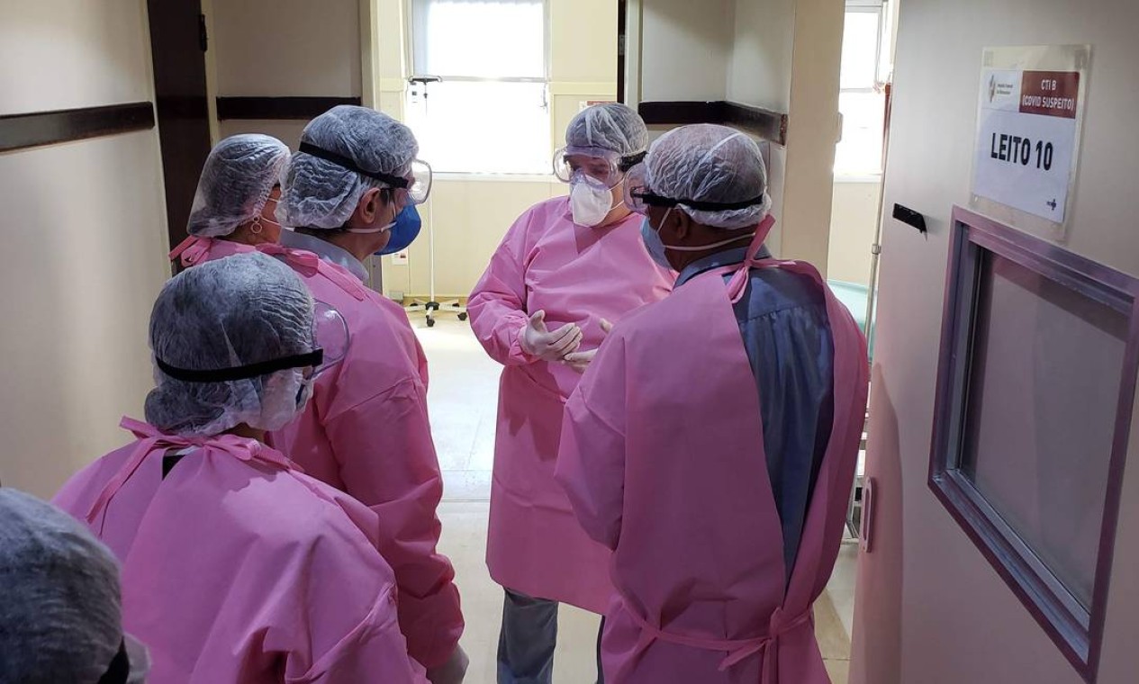 Ministro Nelson Teich (à esquerda) visitou leitos do Hospital Geral de Bonsucesso, que faz parte da rede federal Foto: Divulgação