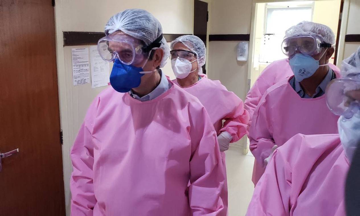 Nelson Teich é acompanhado por equipe do Hospital de Bonsucesso Foto: Divulgação