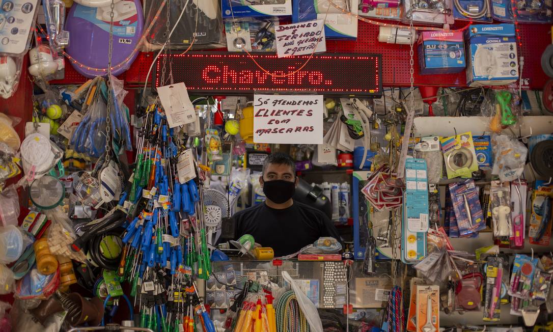  Gerente de um bazar em Copacabana, Fabrício diz que não entende o comportamento de algumas pessoas Foto: Gabriel Monteiro / Agência O Globo