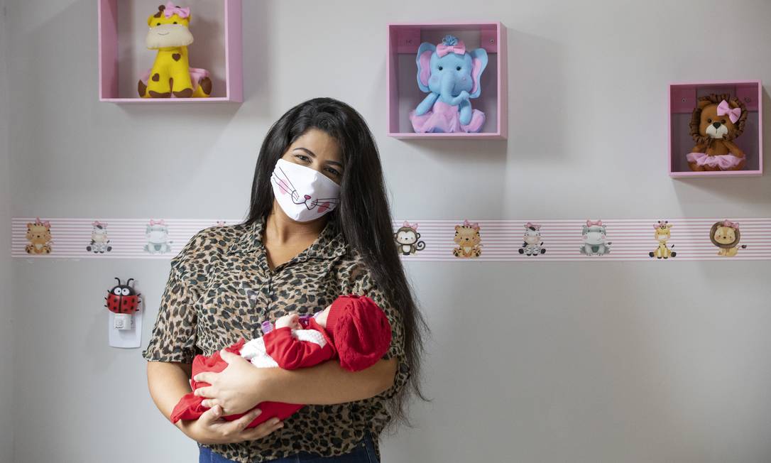 Ana Carolina Araújo, de 20 anos, contraiu a doença e só viu sua primeira filha, Manuella, oito dias após a cesariana Foto: Ana Branco / Agência O Globo