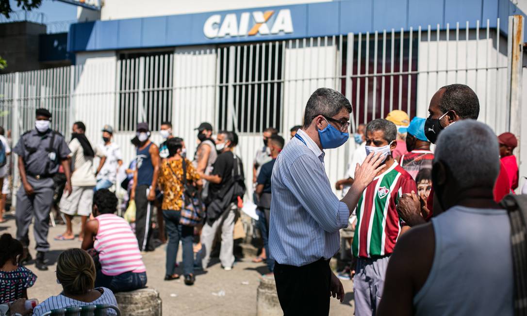 Trabalhadores formam filas nas portas das agências da Caixa na busca do auxílio emergencial de R$ 600 Foto: Hermes de Paula / Agência O Globo