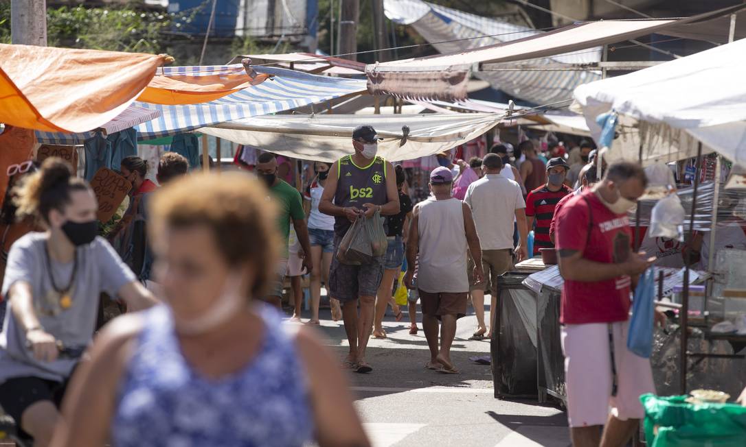 Movimento em feira livre de Campo Grande: a Zona Oeste do Rio apresenta as menores taxas de isolamento social da cidade Foto: Márcia Foletto em 10/05/2020 / Agência O Globo