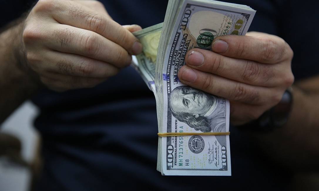 Dólar: moeda americana inicia sessão em queda Foto: Ahmad Al-Rubaye / AFP