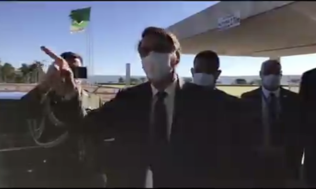 Bolsonaro usa máscara ao sair do Palácio da Alvorada para cumprimentar apoiadores e falar com a imprensa Foto: Reprodução