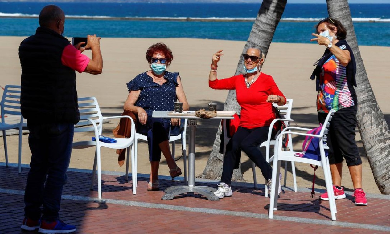 Turistas italianos posam para uma foto na praia de Las Canteras durante a reabertura. Algumas províncias espanholas podem aliviar o lockdown decretado há dois meses Foto: BORJA SUAREZ / REUTERS