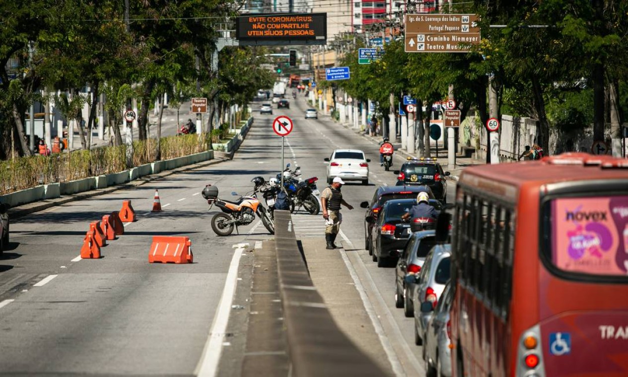 Avenida Jansen de Melo, acesso da ponte a Icaraí, em Niterói, registrou congestionamento devido à barreira implantada pelo município Foto: Hermes de Paula / Agência O Globo