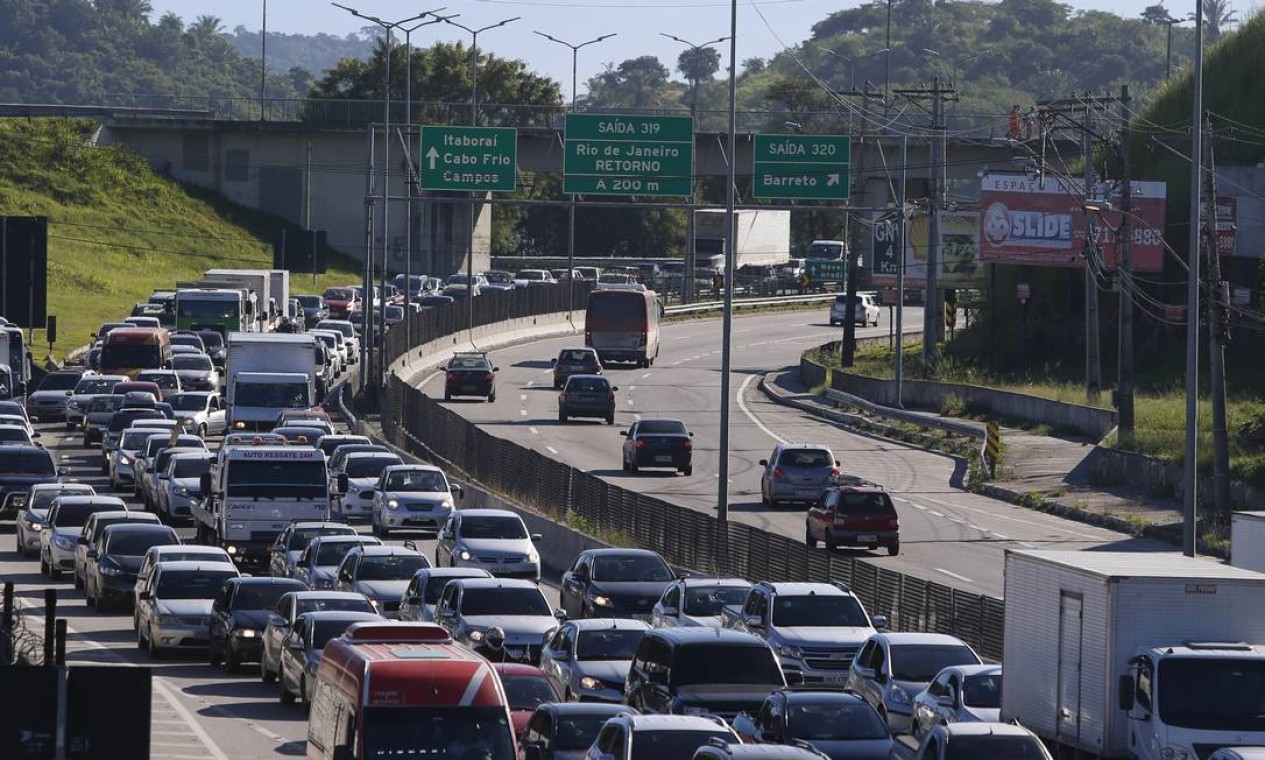 Barreiras nos acessos à Niterói causaram congestionamentos na BR-101 Foto: Fabiano Rocha / Agência O Globo