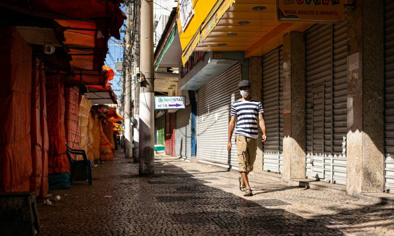 Homem usando máscara caminha por rua do centro de Niterói com lojas fechadas por causa do lockdown Foto: Hermes de Paula / Agência O Globo