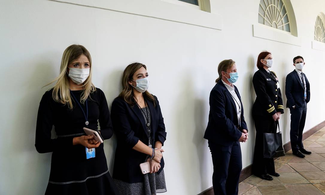 Funcionários da Casa Branca e do Serviço Secreto passaram a usar máscaras para evitar propagação da Covid-19 Foto: KEVIN LAMARQUE / REUTERS