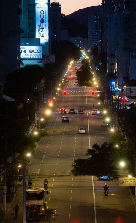 Avenida Roberto Silveira, em Icaraí, fotografada no fim de tarde, quase sem veículos Foto: ROBERTO MOREYRA / Agência O Globo