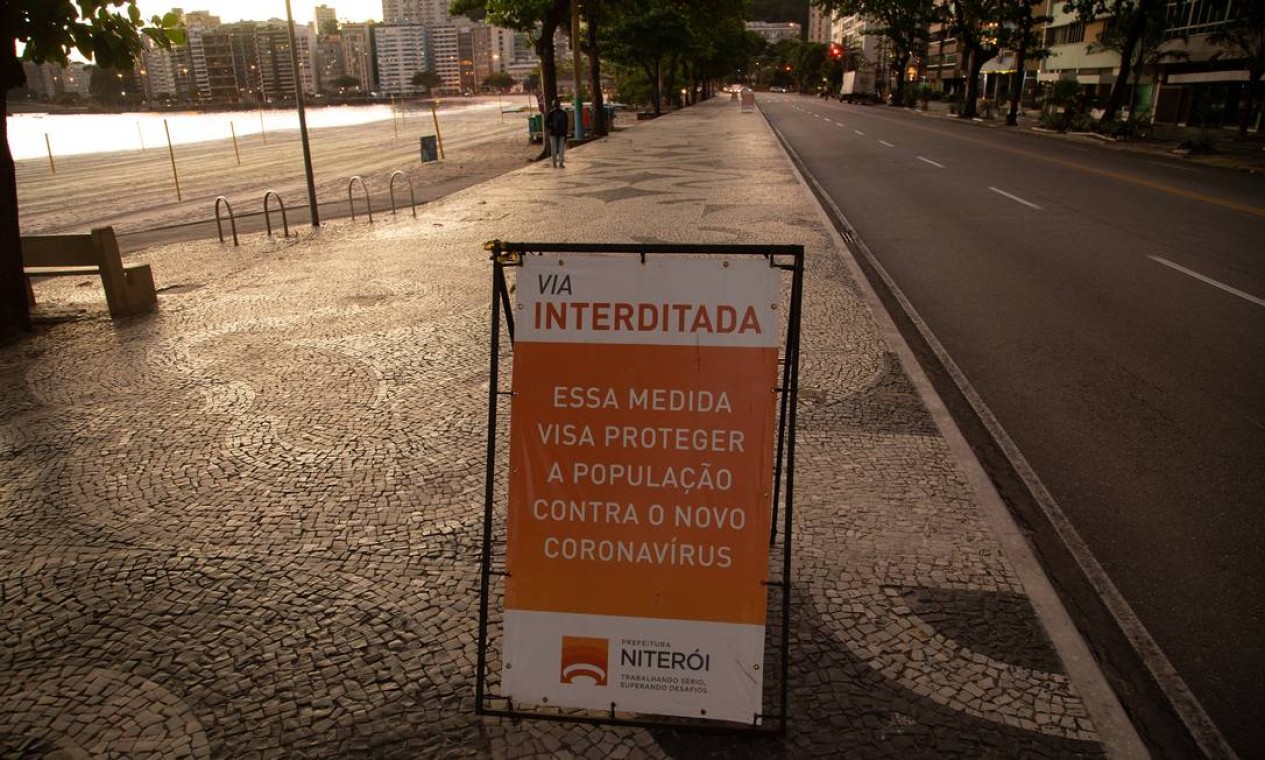 Placa informa sobre interdição na praia de Icaraí, um dos bairros com maior número de casos de Covid-19 Foto: ROBERTO MOREYRA / Agência O Globo