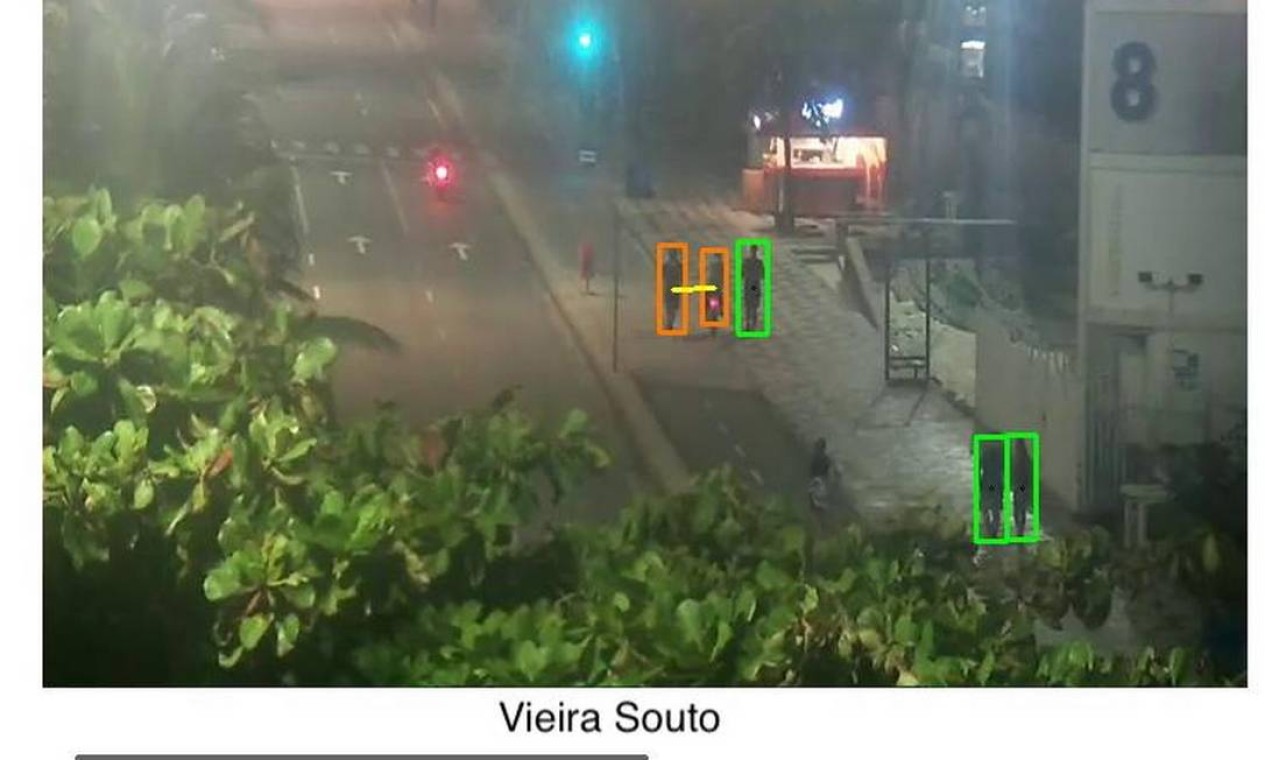 Pedestres na Avenida Vieira Souto, andando com menos de um metro de distância, são detectados por câmeras da CET-Rio Foto: CET-Rio / Divulgação