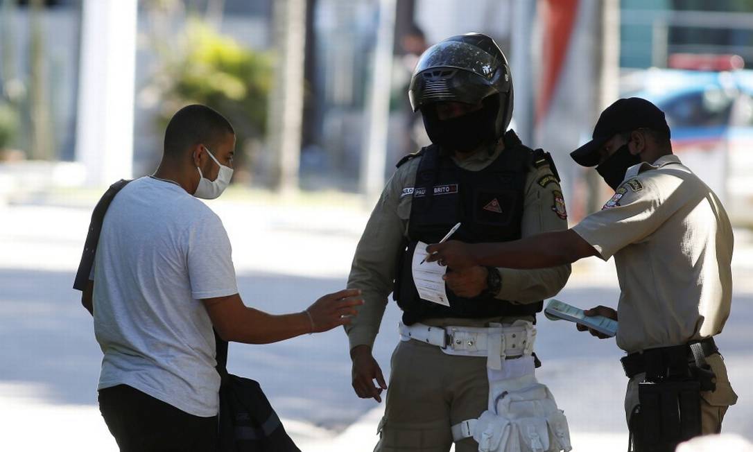 Pedestre é abordado por agentes no primeiro dia de lockdown em Niterói Foto: FABIANO ROCHA / Agência O Globo