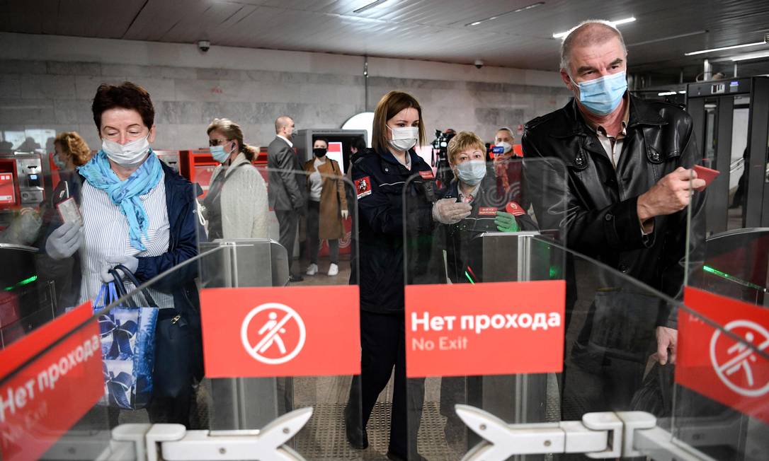 Pessoas de máscara em estação de metrô de Moscou, na Rússia Foto: KIRILL KUDRYAVTSEV / AFP