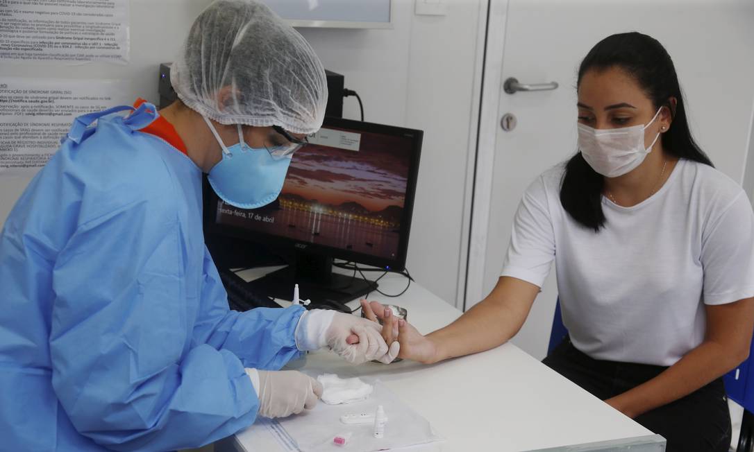 Paciente colhe gota de sangue para aplicação de teste sorológico de Covid-19 em Niterói (RG) Foto: Fabiano Rocha / Agência O Globo