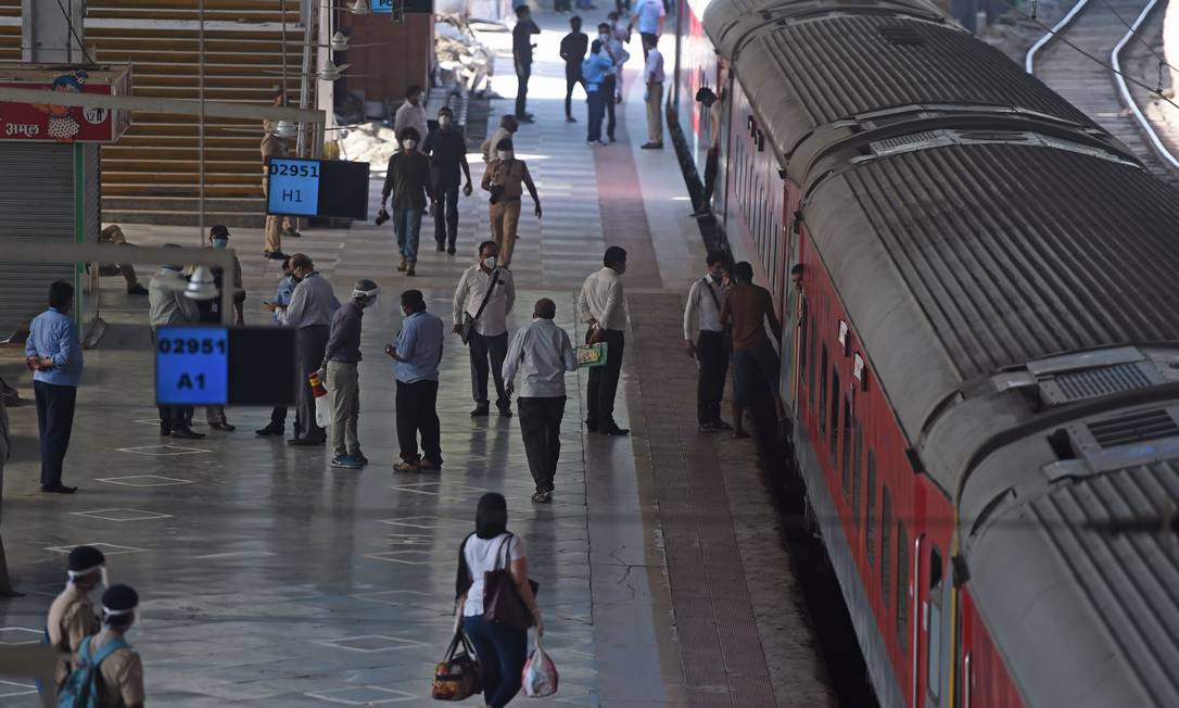 Circulação de trens de passageiros retornou parcialmente nesta terça-feira na Índia Foto: Punit Paranjpe / AFP