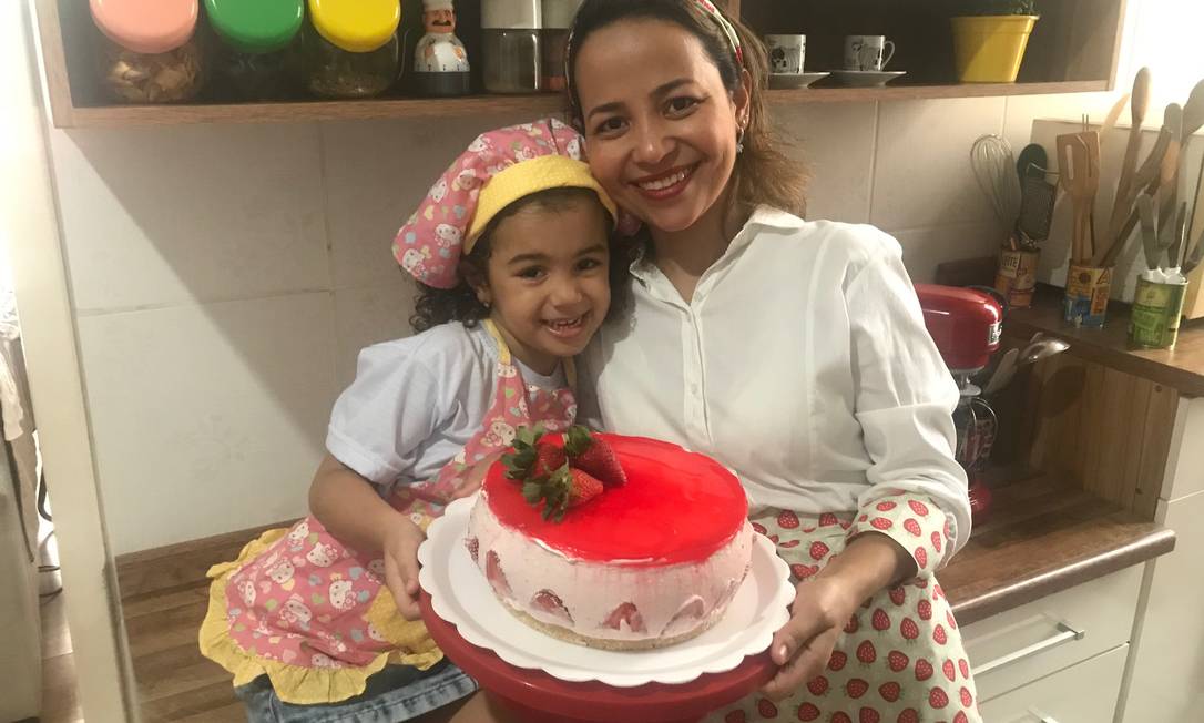 A confeiteira Ana Débora conta com o apoio da filha, Maria Fernanda, de 4 anos, na confecção de bolos caseiros. Foto: Acervo Pessoal