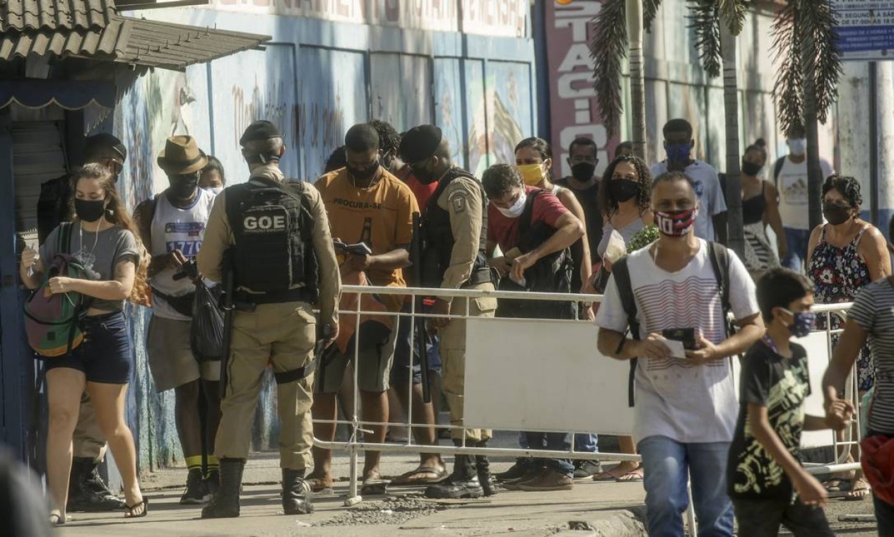 Barreira montada na Avenida Sargento de Milícias, na Pavuna, causou aglomeração de pessoas que tentavam entrar no Rio de Janeiro a pé Foto: Gabriel de Paiva / Agência O Globo