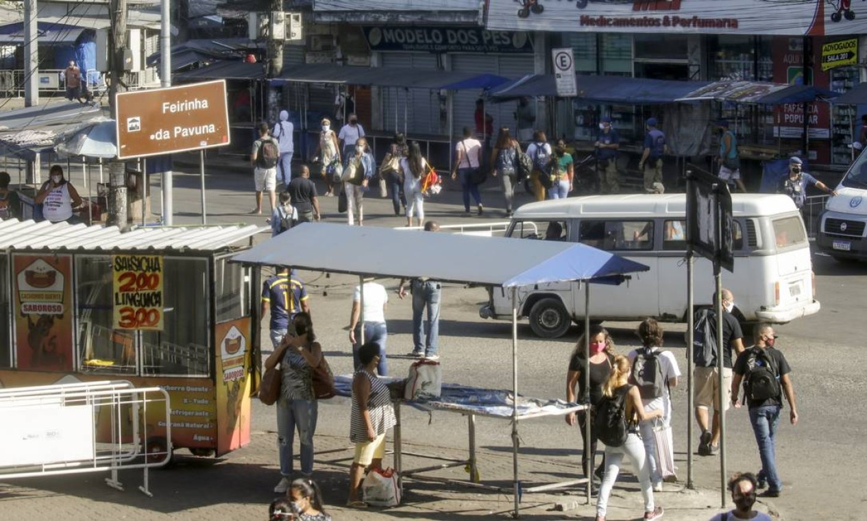 A Prefeitura do Rio de Janeiro finalizou a instalação de barreiras em seis bairros para conter aglomerações durante a pandemia do coronavírus, nesta quarta-feira, dia 13 Foto: Gabriel de Paiva / Agência O Globo