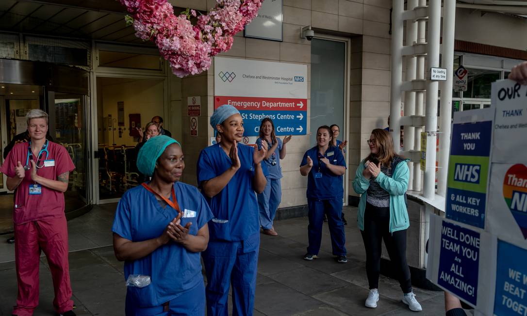 Enfermeiras e funcionários do NHS aplaudem seus colegas do serviço de saúde no Hospital Chelsea e Westminster, em Londres Foto: ANDREW TESTA / NYT/07-05-2020