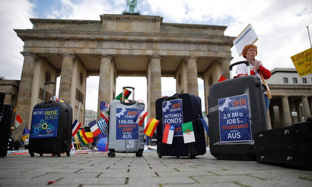 Em Berlim, agentes de viagem protestam em favor da retomada do turismo Foto: ODD ANDERSEN / AFP