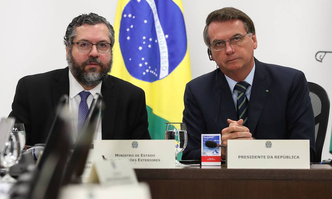 Ernesto Araújo (à esquerda) é um dos ministros do presidente Jair Bolsonaro que permanecem no cargo desde o começo do governo Foto: Marcos Corrêa / AFP