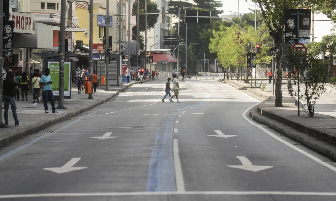Prefeitura do Rio cria novas barreiras para evitar a circulação de pessoas na cidade Foto: Gabriel de Paiva / Agência O Globo