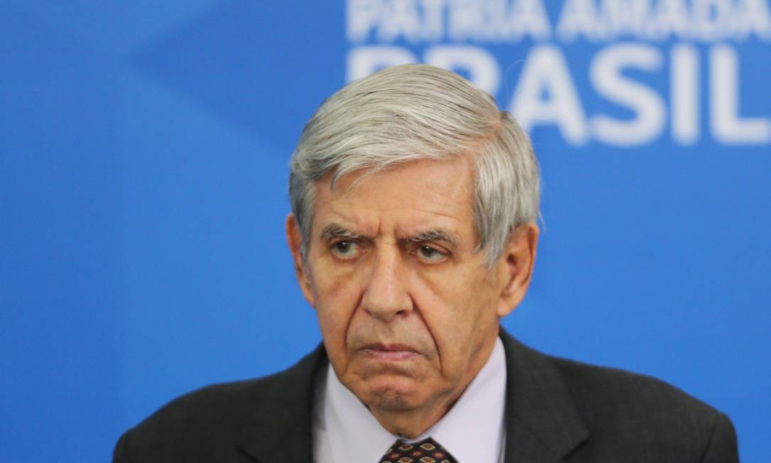 O ministro Augusto Heleno, do GSI, durante evento no Palácio do Planalto Foto: Jorge William/Agência O Globo/01-04-2020