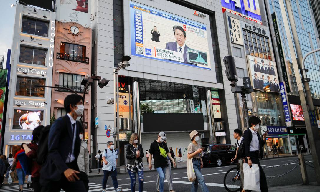 Telão exibe entrevista do primeiro ministro do Japão, Shinzo Abe Foto: ISSEI KATO / REUTERS