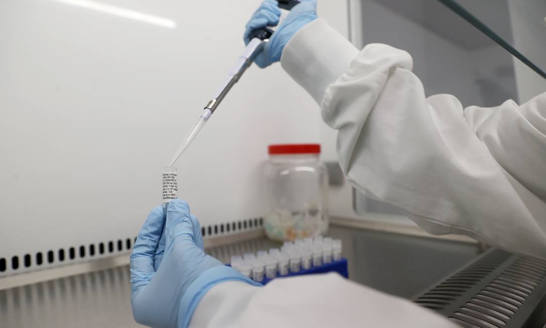 Cientistas da Cobra Biologics trabalham em potencial vacina contra o coronavírus em Keele, no Reino Unido Foto: Carl Recine / REUTERS