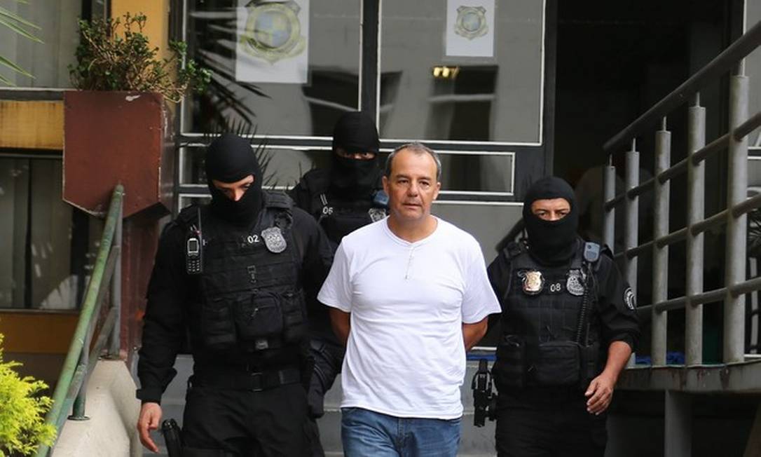 Agentes da Polícia Federal conduzem o ex-governador Sérgio Cabral, preso na Operação Calicute, em 2016 Foto: Geraldo Bubniak / Arquivo