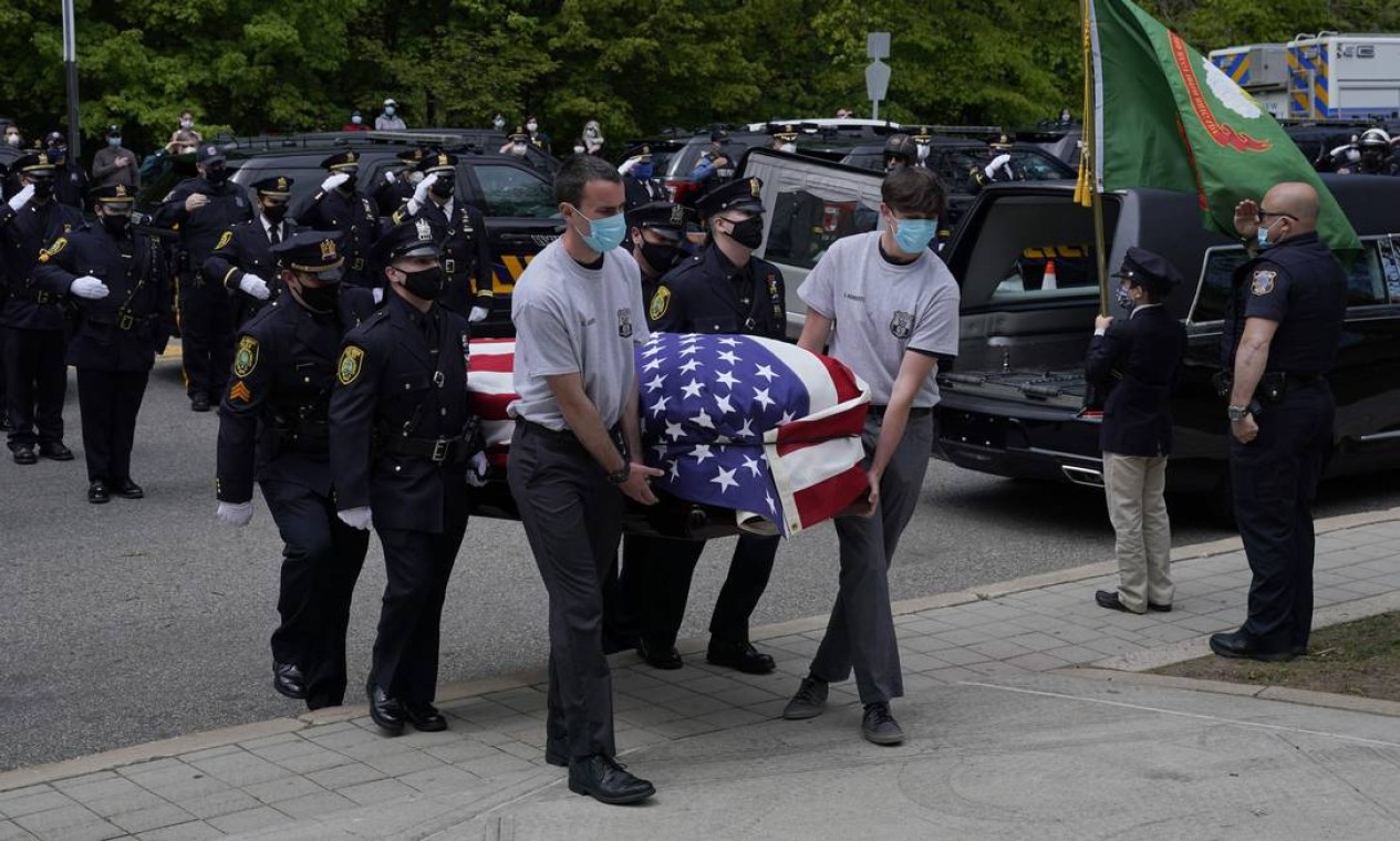 Oficiais carregam o caixão do policial Charles Glen Roberts, 45 anos, que morreu de devido à Covid-19 semanas após contrair a doença enquanto estava de serviço, em Nova Jersey, nos Estados Unidos Foto: TIMOTHY A. CLARY / AFP