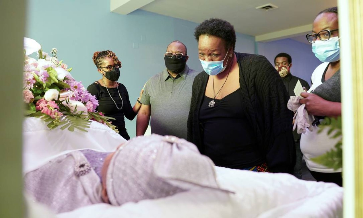 Enlutados usam máscaras durante velório de Shirley Sellers, que morreu aos 79 anos de complicações da COVID-19 em Alexandria, Virgínia, EUA Foto: KEVIN LAMARQUE / REUTERS