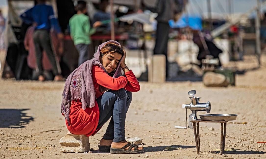 Refugiada síria na cidade de Hasakeh Foto: DELIL SOULEIMAN / AFP