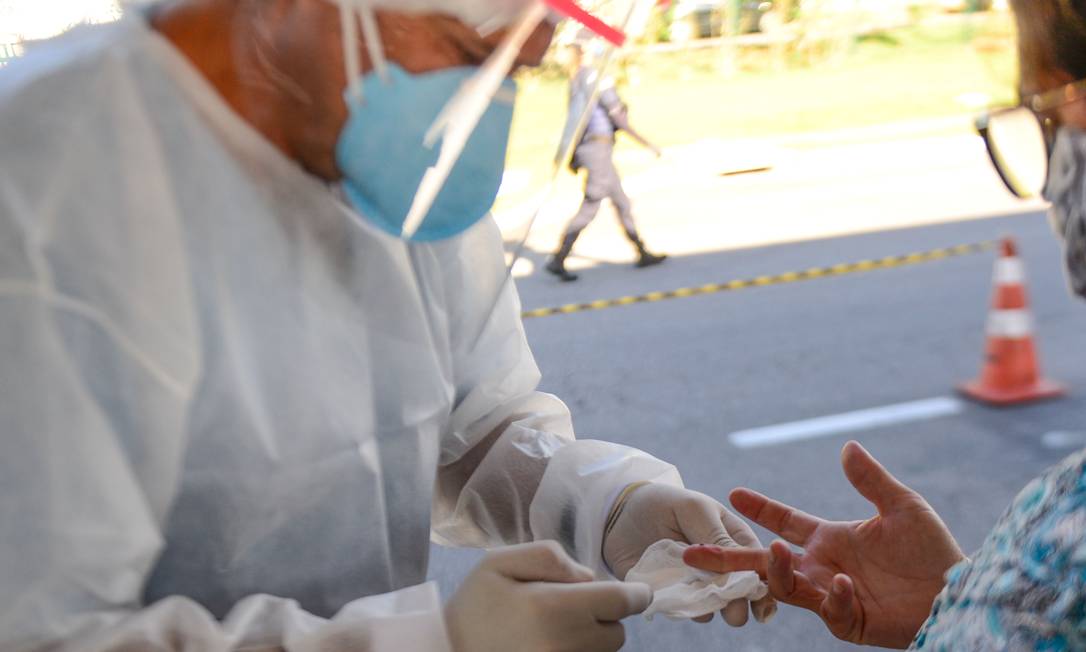 Base da pesquisa, os testes rápidos são feitos após coleta de uma gota de sangue Foto: Agência O Globo / FramePhoto