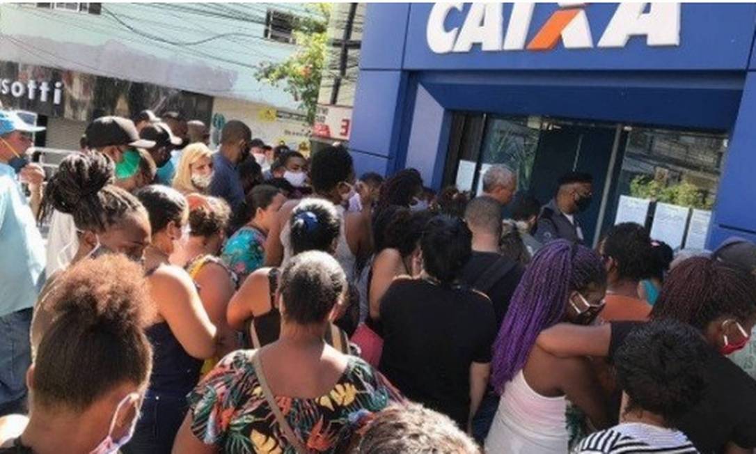 Aglomeração em frente a uma agência bancária da Caixa para o pagamento do auxílio emergencial de R$ 600 Foto: Roberto Moreyra / Agência O Globo