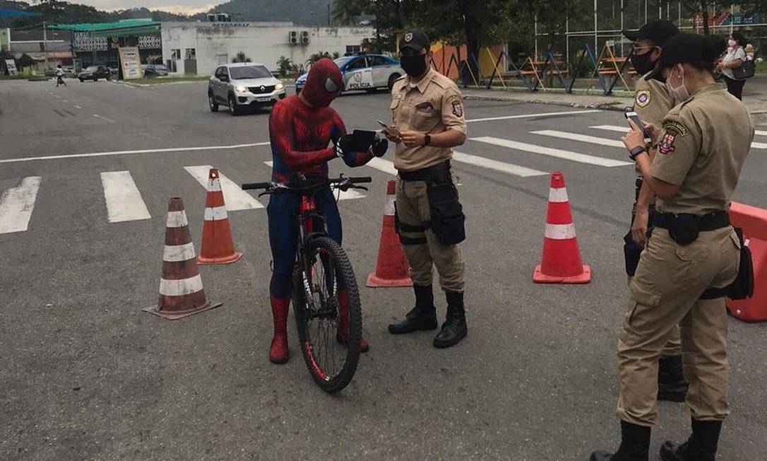 Agentes da Guarda Municipal conferem documentos de Homem Aranha em bloqueio em Niterói Foto: Reprodução