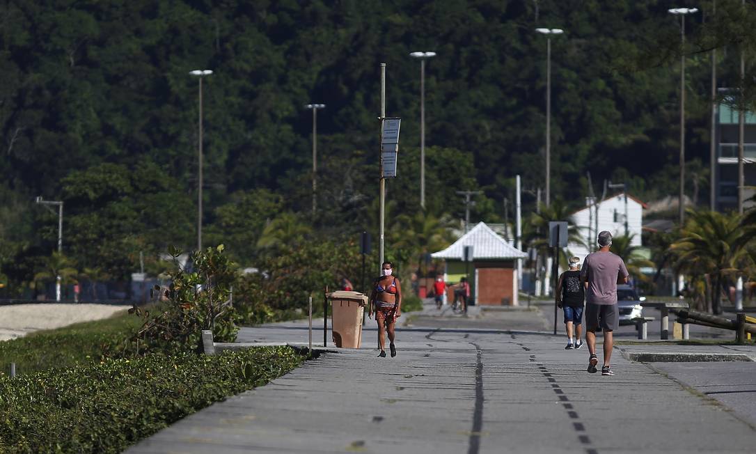 Pessoas caminham no calçadão de Piratininga: com restrições de horários, atividades físicas individuais estão liberadas a partir de quinta-feira na orla da cidade Foto: Fabiano Rocha / Agência O Globo