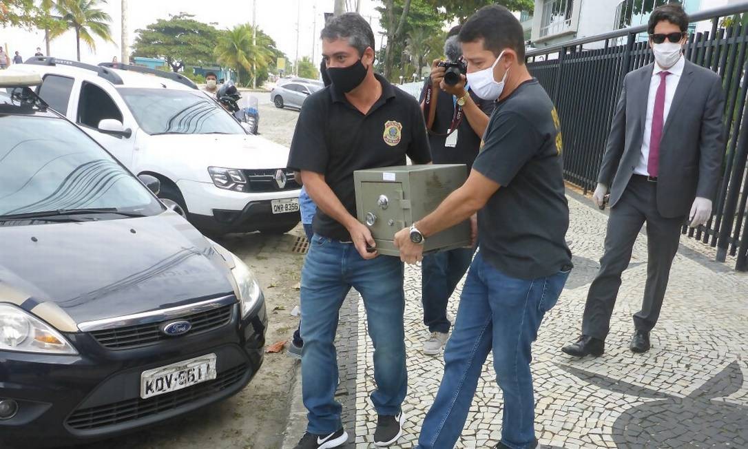 Cofre e documentos foram apreendidos nesta quinta-feira na casa de Mário Peixoto na Barra da Tijuca Foto: Gabriel de Paiva / Agência O Globo