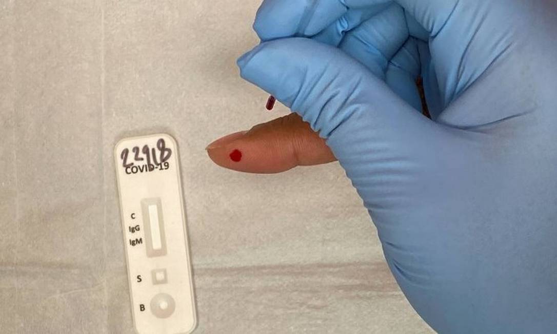 Teste sorológico usa uma gota de sangue para identificar se a pessoa tem antircorpos para o SARS-CoV-2 Foto: ADREES LATIF/REUTERS