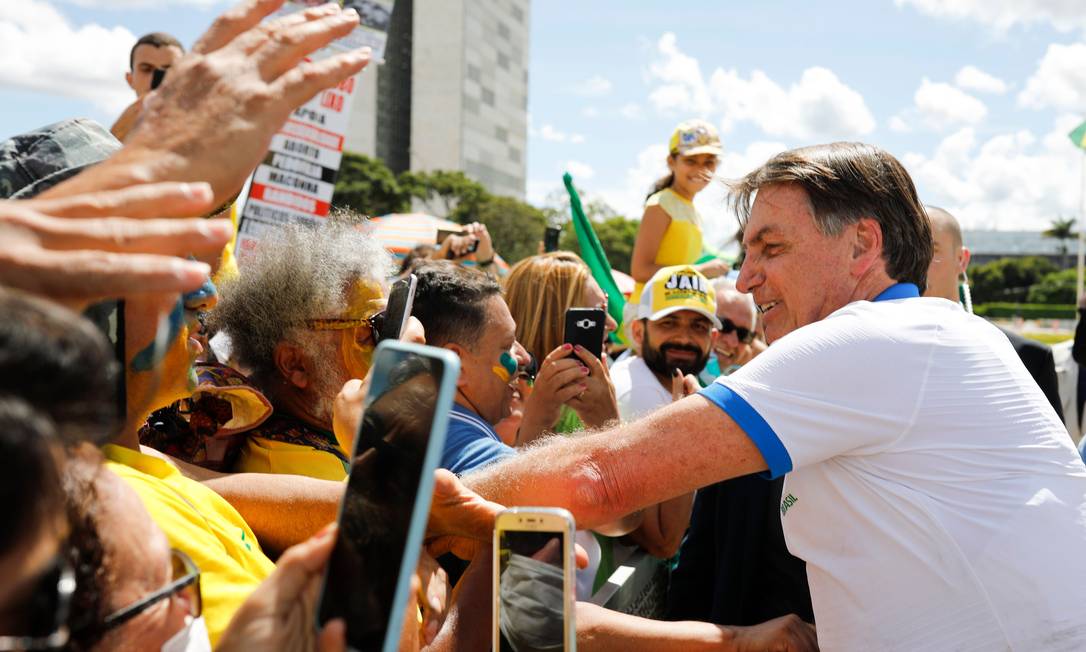 Bolsonaro cumprimentando seus apoiadores na manifestação de 15 de março. Foto: SERGIO LIMA / AFP