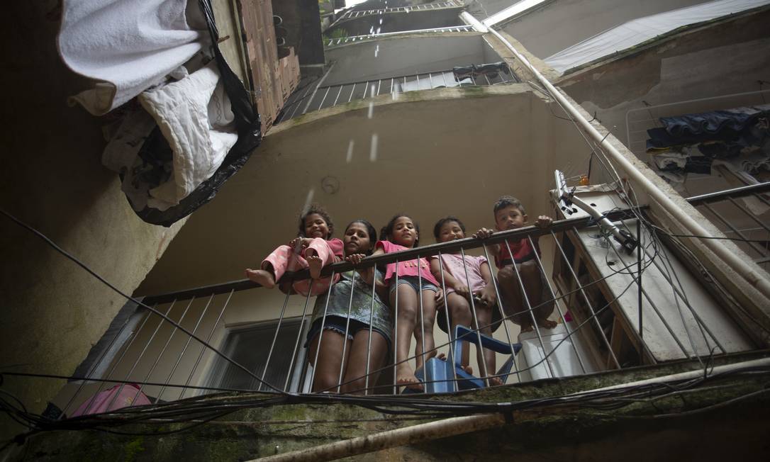 Ana Cláudia de Oliveira com os quatro filhos: moradores do Portão Vermelho, na Rocinha Foto: Márcia Foletto / Agência O Globo